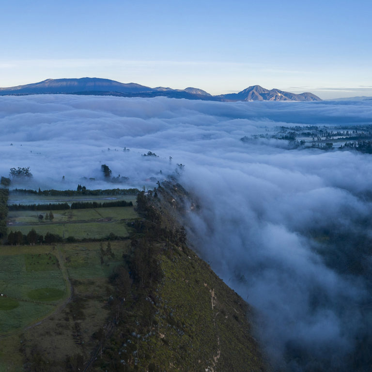 Arriba de las nubes el mundo sigue imperturbable