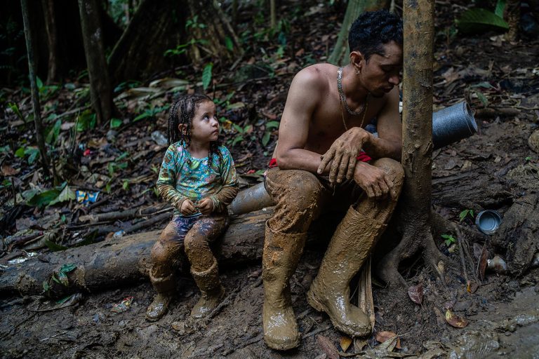 Una selva peligrosa y sin caminos se convierte en una senda de esperanza desesperada