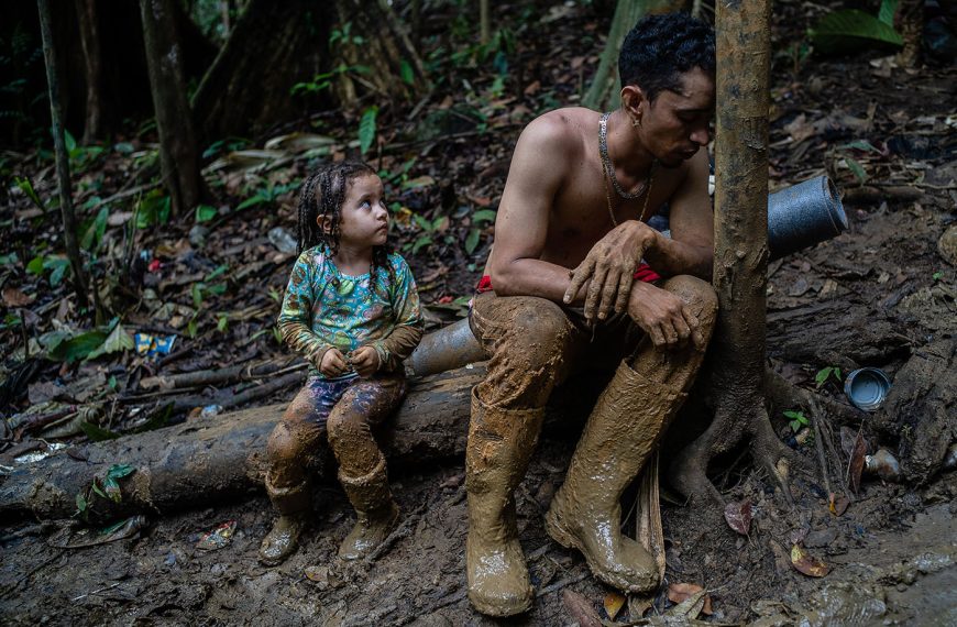 Una selva peligrosa y sin caminos se convierte en una senda de esperanza desesperada