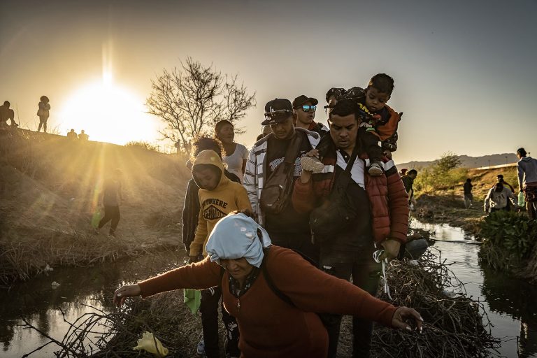 Una familia de venezolanos cruza el Río Bravo